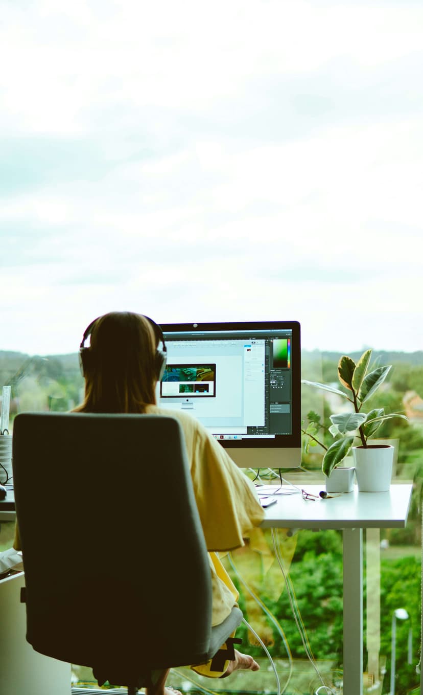 Zwei junge Männer arbeiten als Team an einem Computer im Büro.